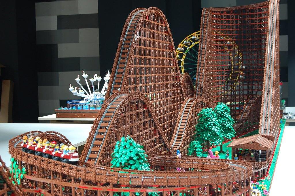 26-meter Roller Coaster made of 90 000 LEGO® bricks - LAminifigs