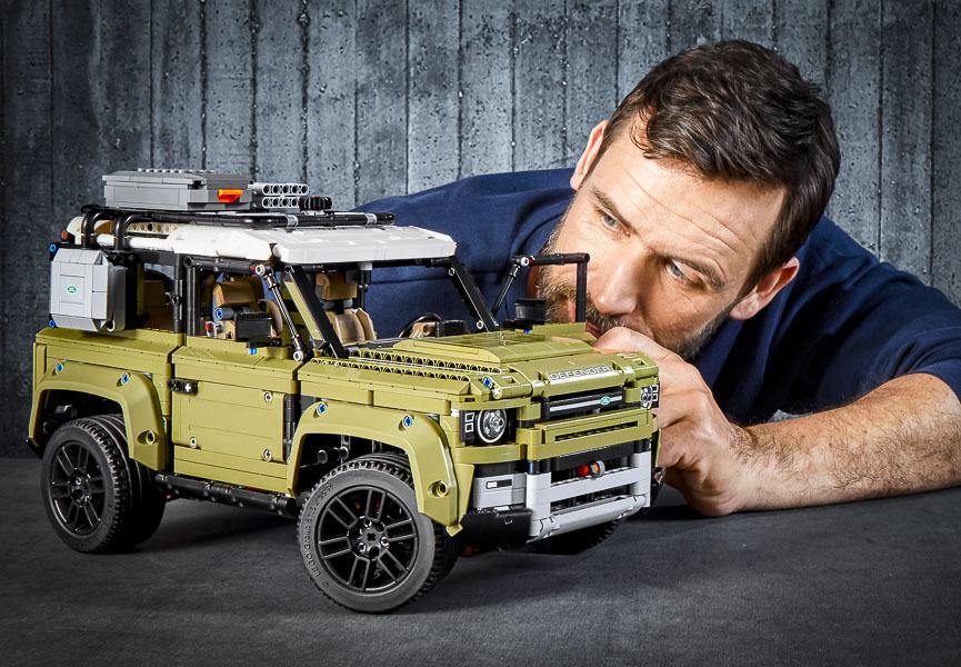 An exact copy of the new Land Rover Defender made of LEGO® - LAminifigs