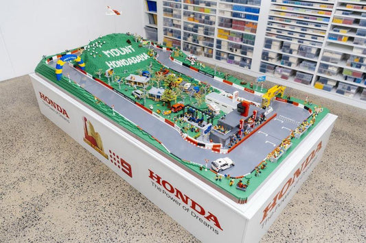 Australia's main racing circuit recreated with 150 000 LEGO parts - LAminifigs