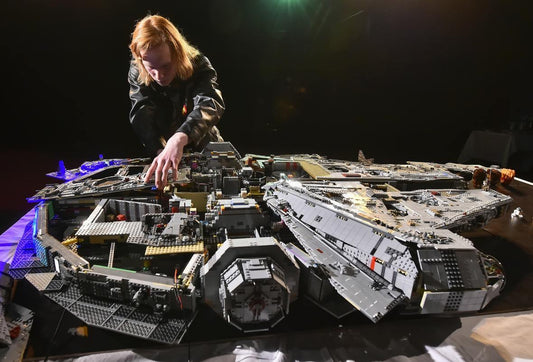 Lego Millennium Falcon made of 70,000 parts - LAminifigs