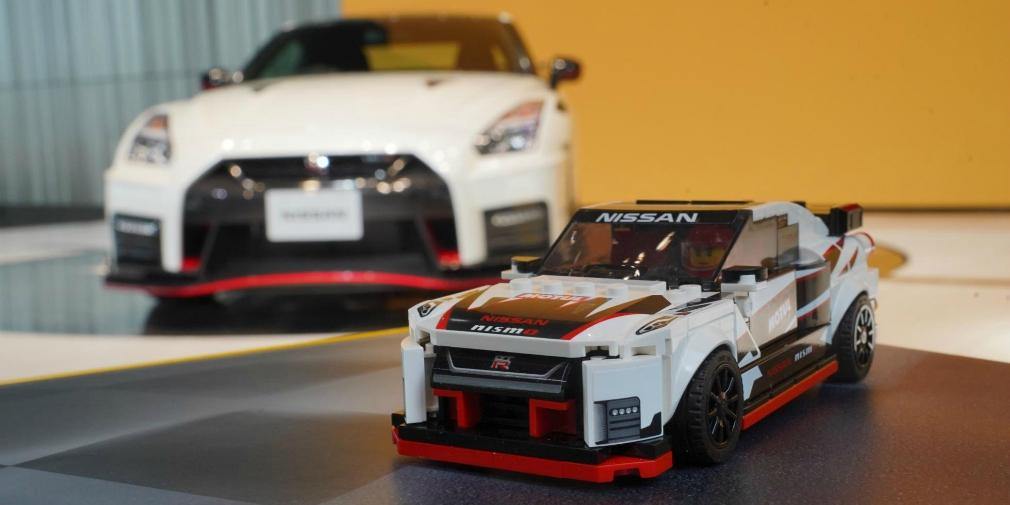 LEGO Nissan GT-R Nismo made of 300 Lego parts - LAminifigs