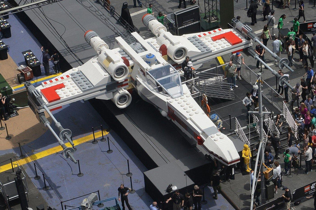 LEGO® presented a full-scale Star Wars X-Wing fighter at the Paris Air Show - LAminifigs