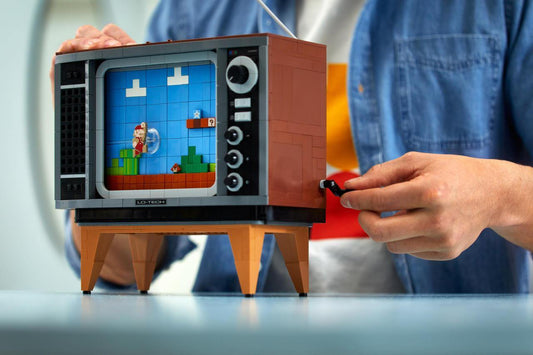 The new LEGO building set allows you to build a Nintendo NES console and even "play" Super Mario Bros - LAminifigs