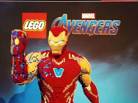 Two-meter sculpture of Tony Stark made of LEGO - LAminifigs